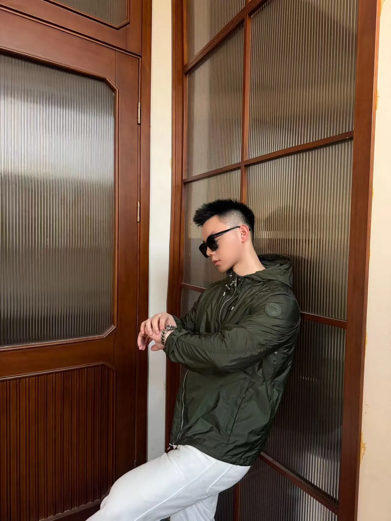 「 」